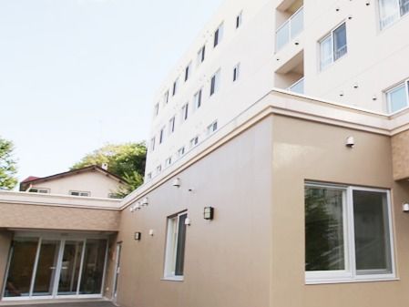 小さなマンションのような鉄骨造の建物の写真。グループホームの外観