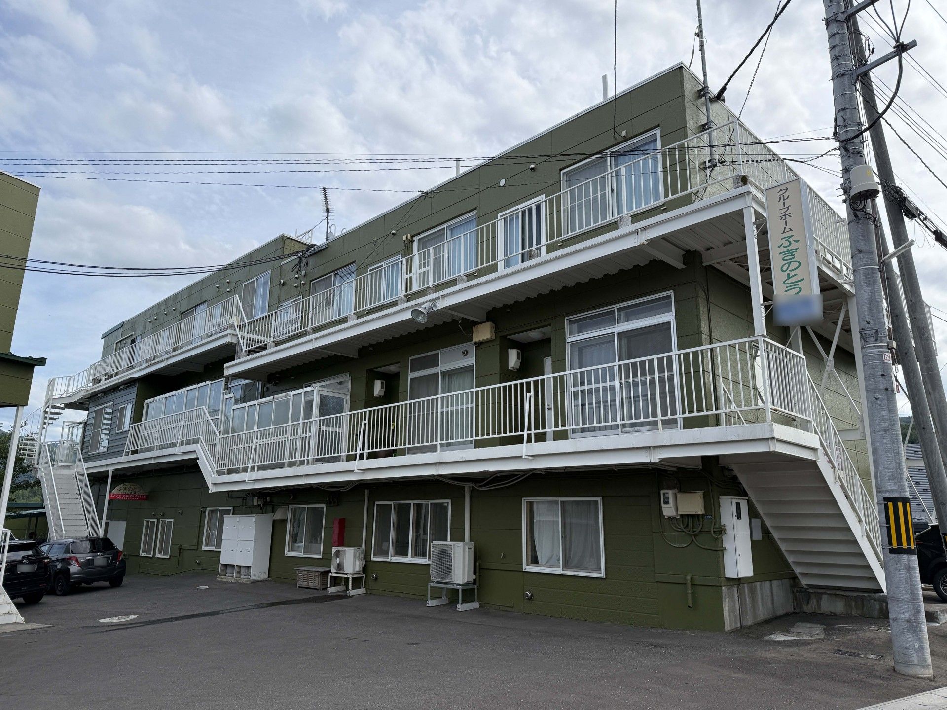 緑色の建物外観