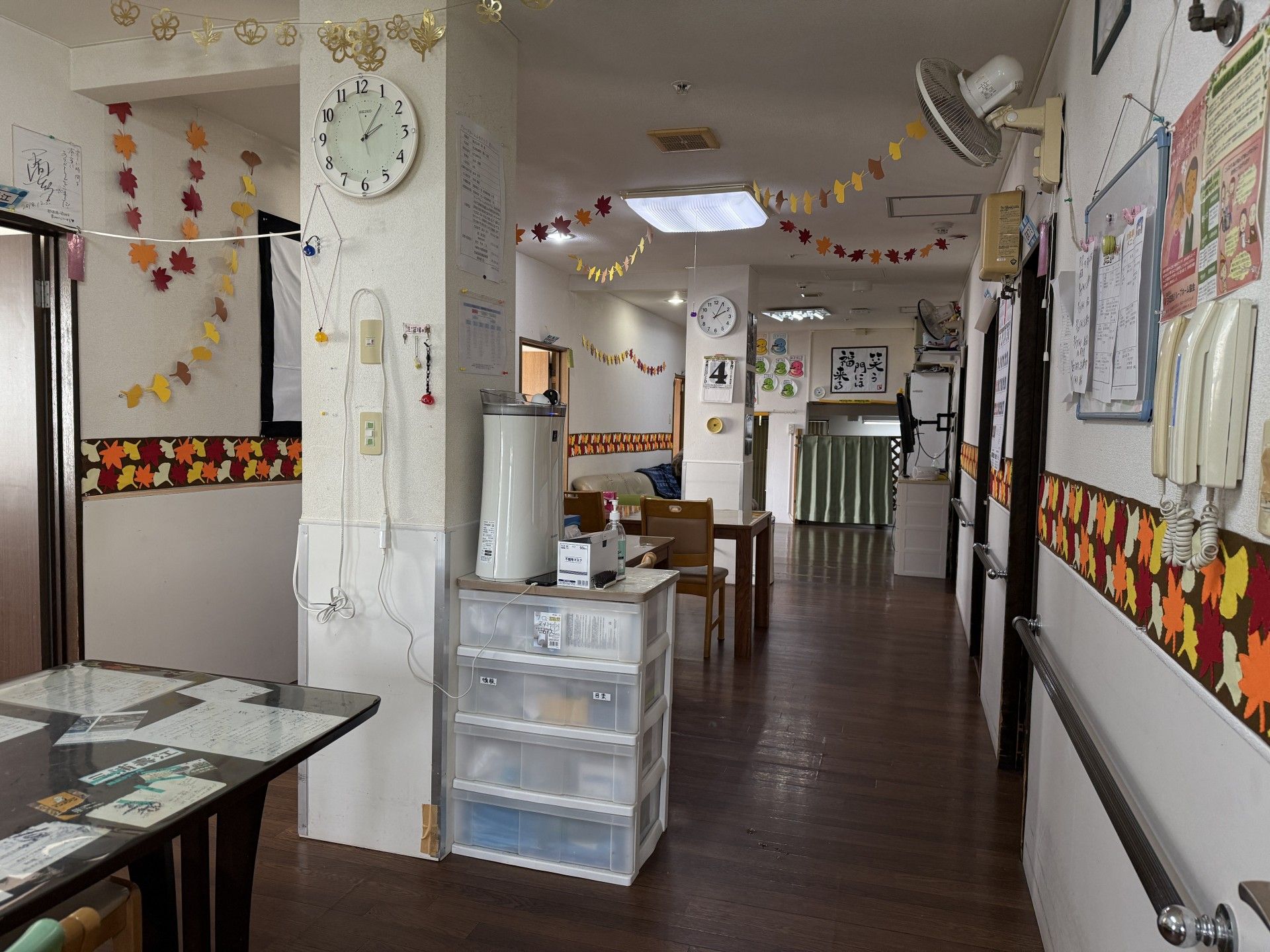 季節の飾りが彩る廊下