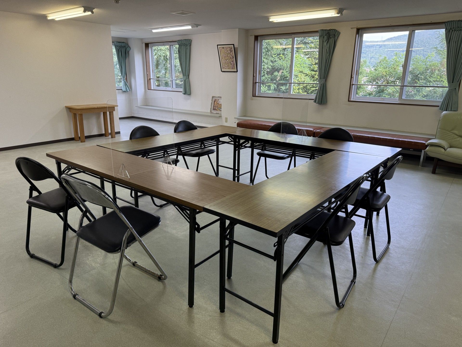 窓際の集いの場