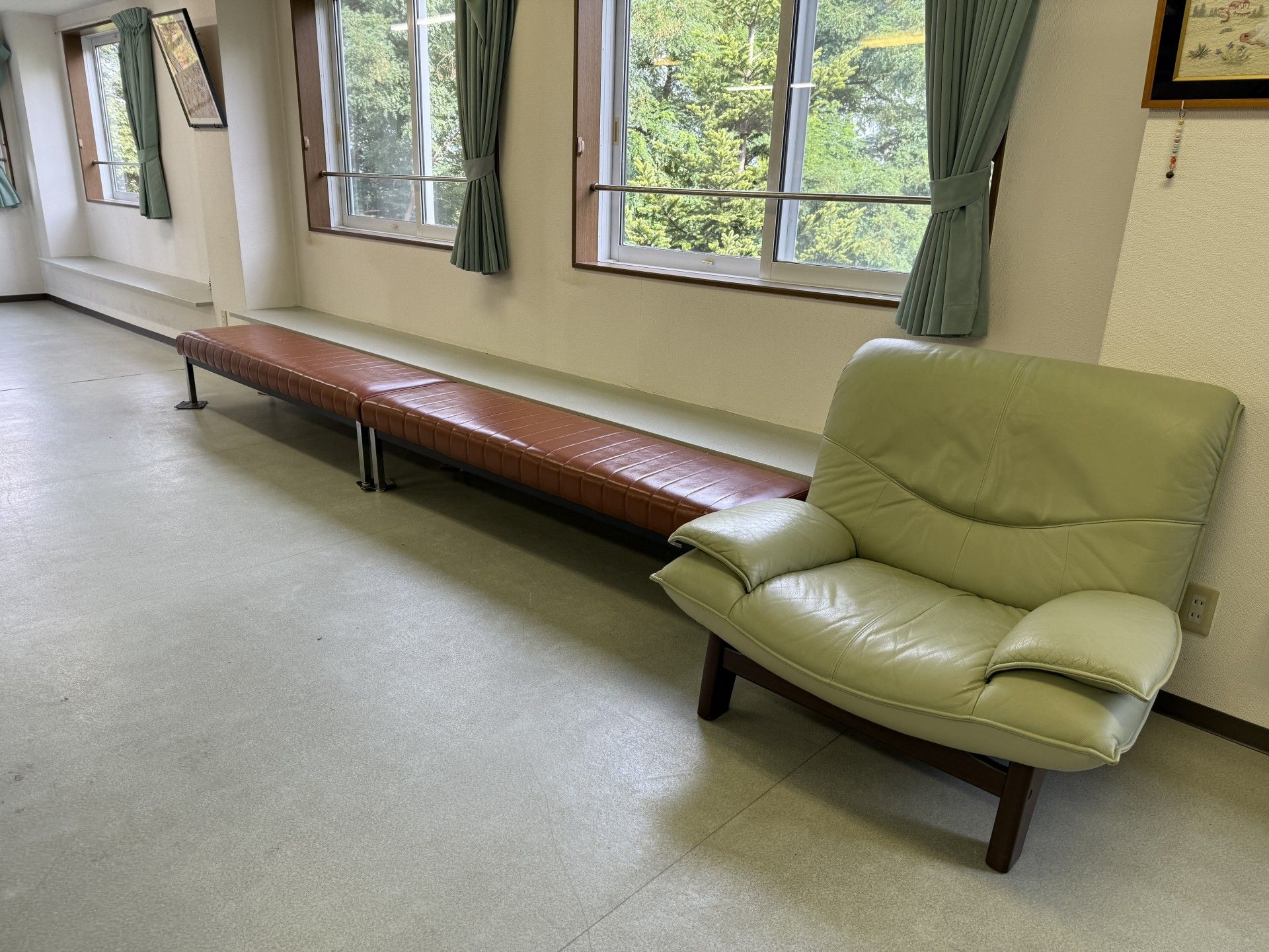 窓際の長椅子とソファ
