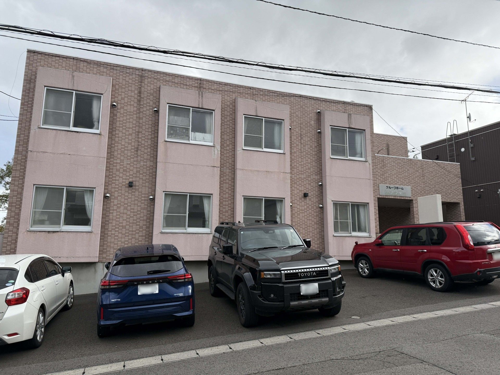 駐車場のある建物外観