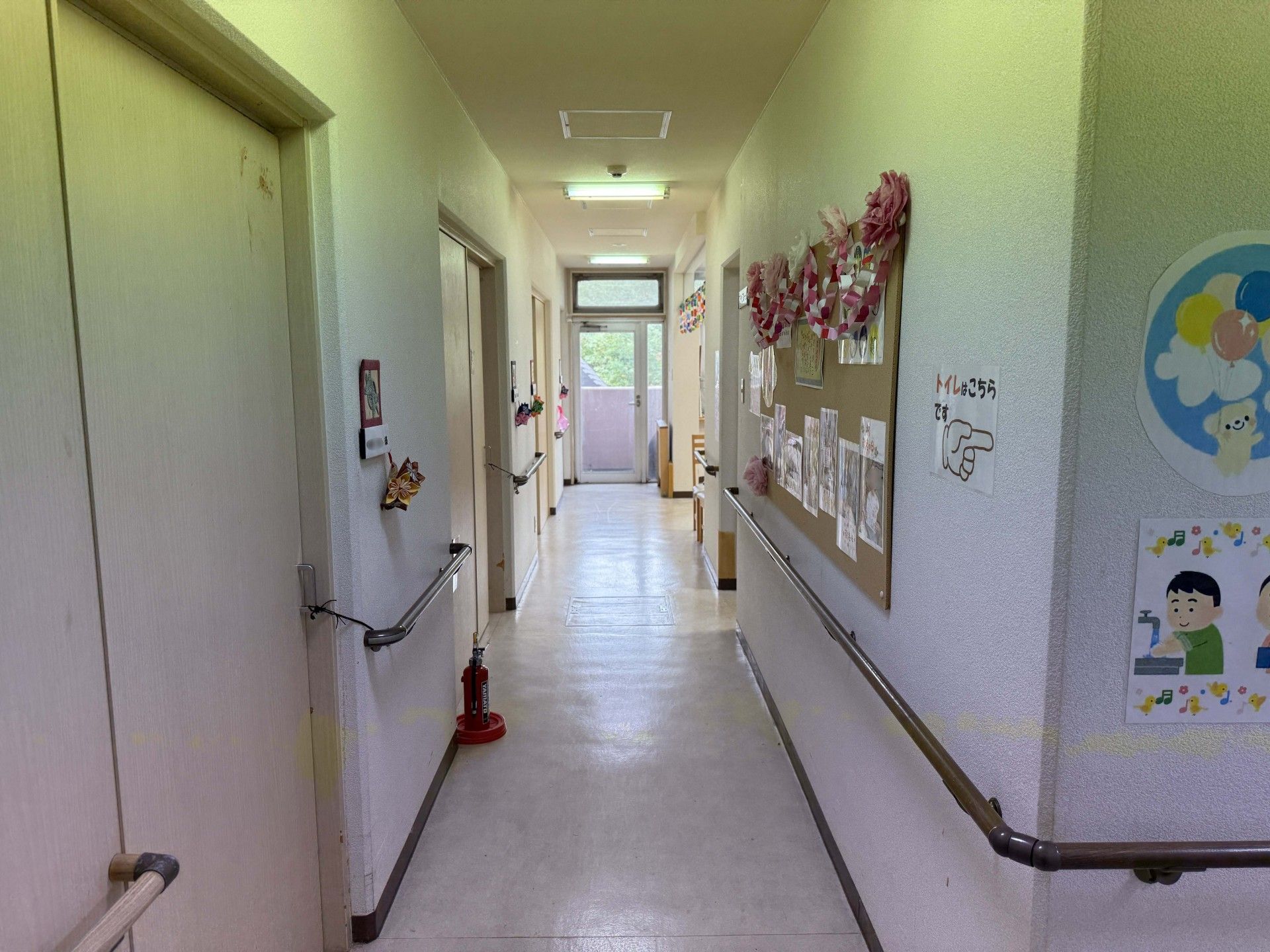 飾り付けがある廊下