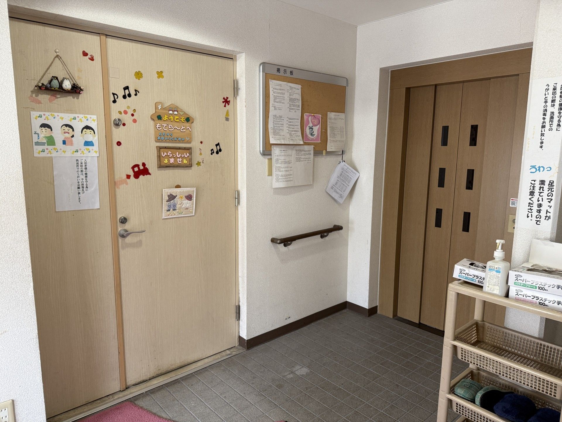 掲示板とエレベーターの前