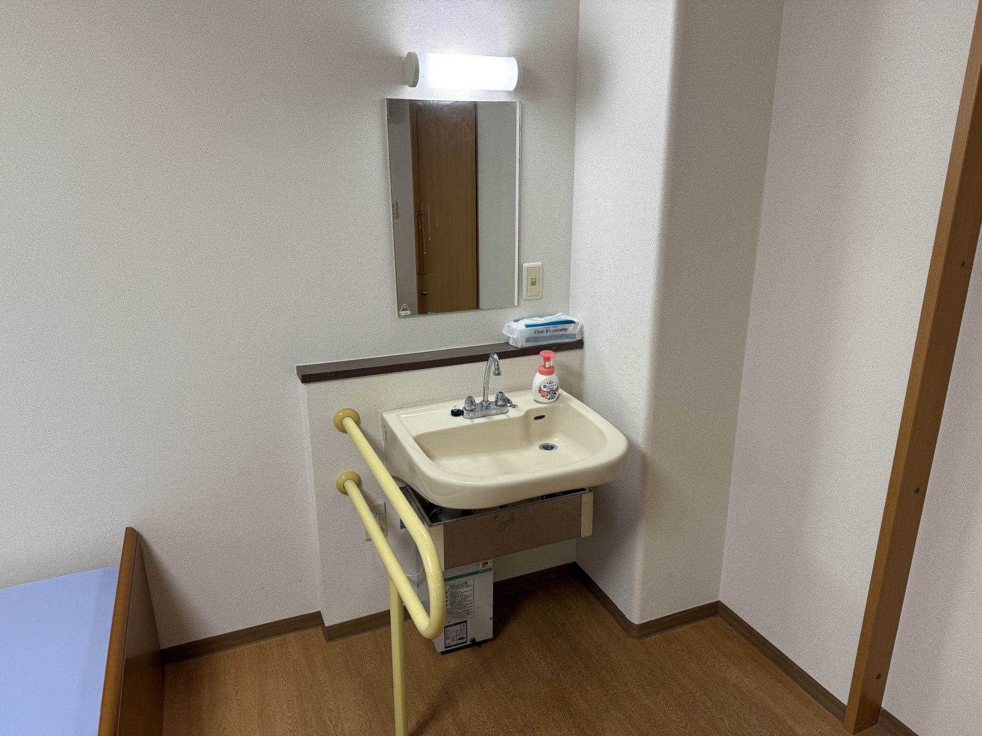 手洗い場と鏡のある空間