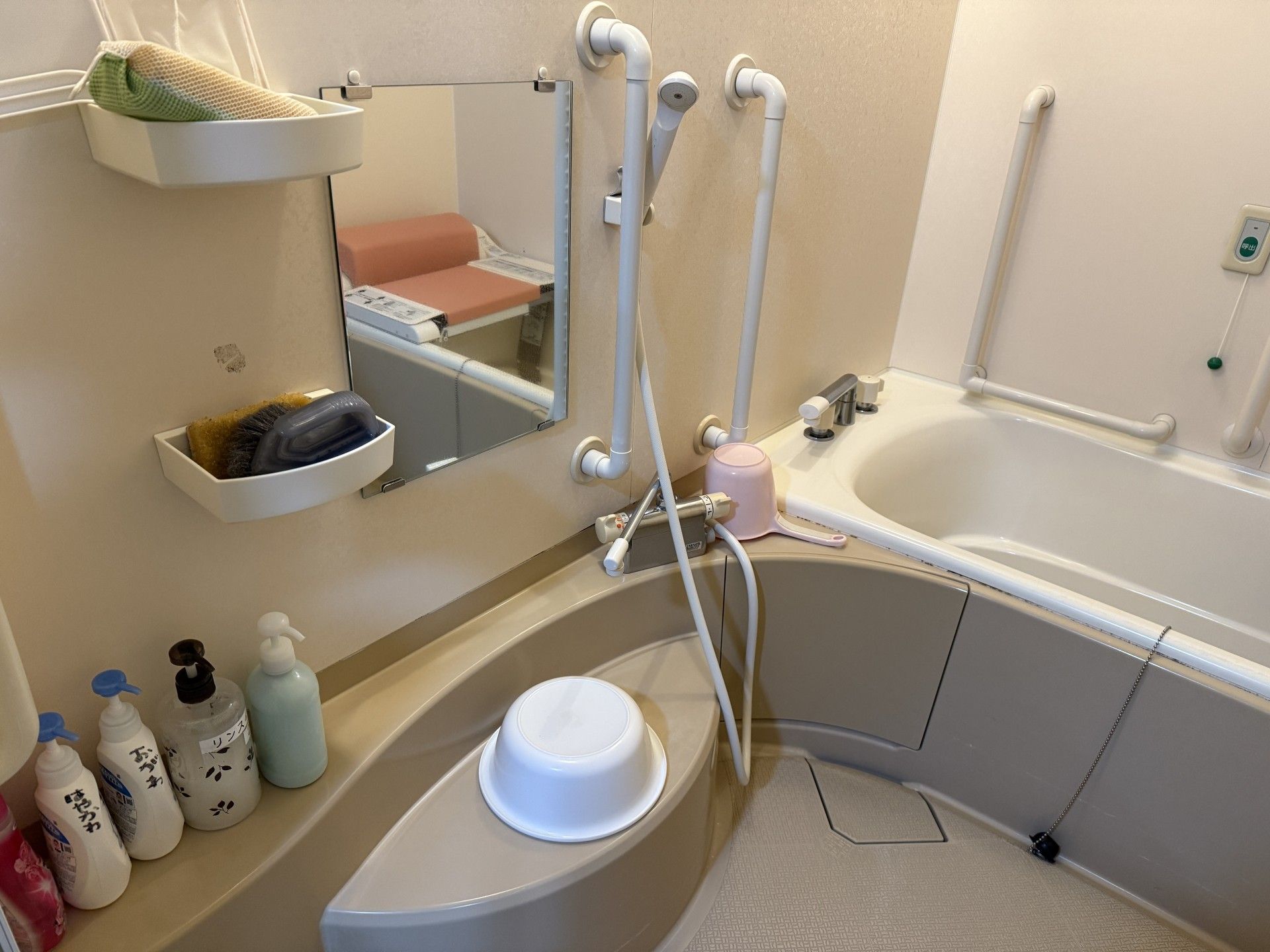 手すり付きの浴室