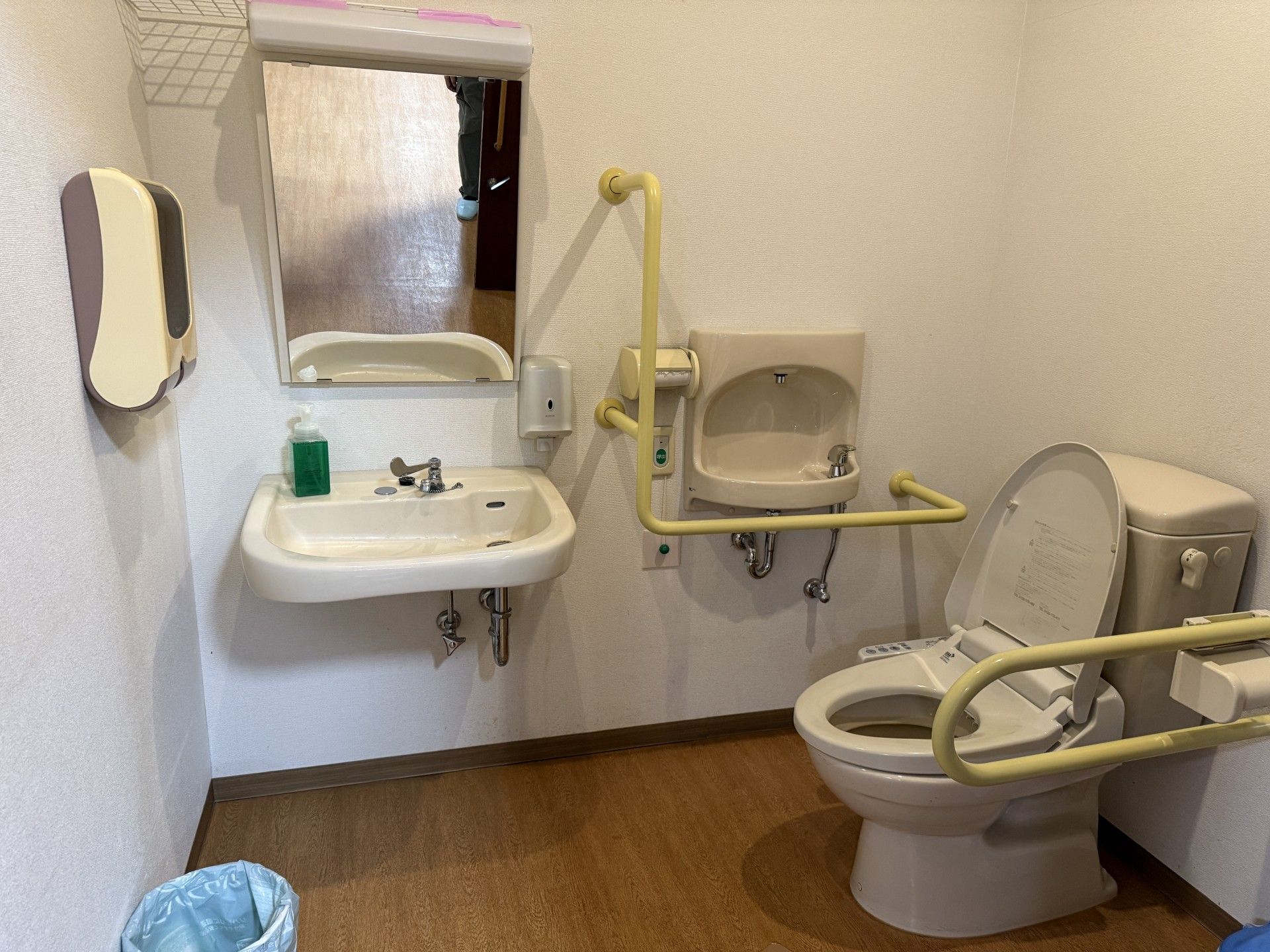 手すり付きのトイレ