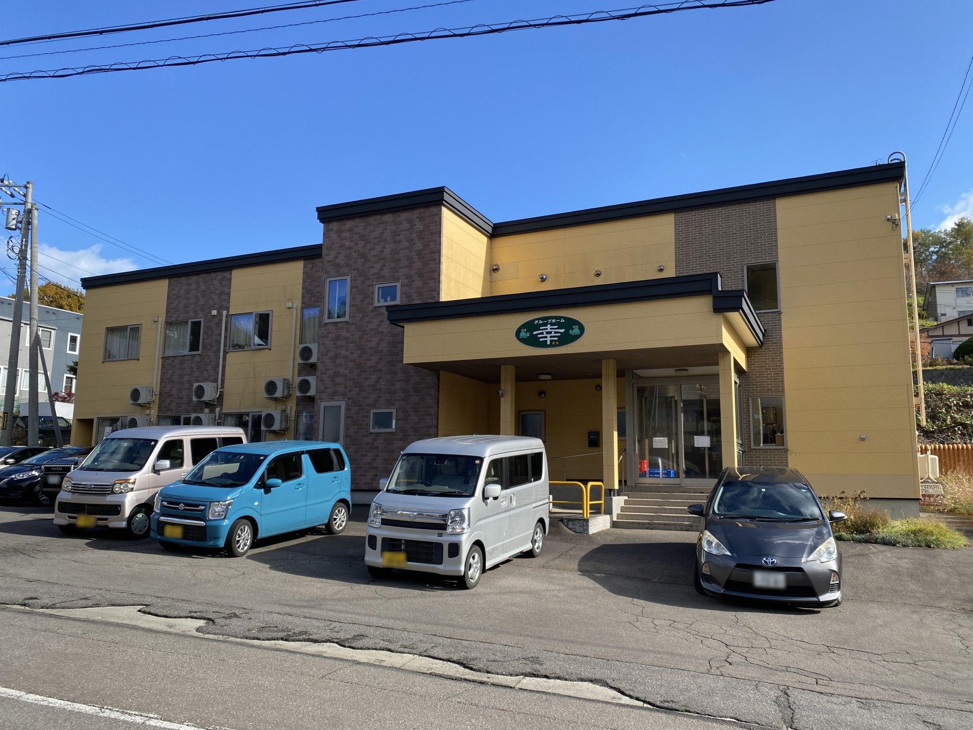 明るい外観の建物正面