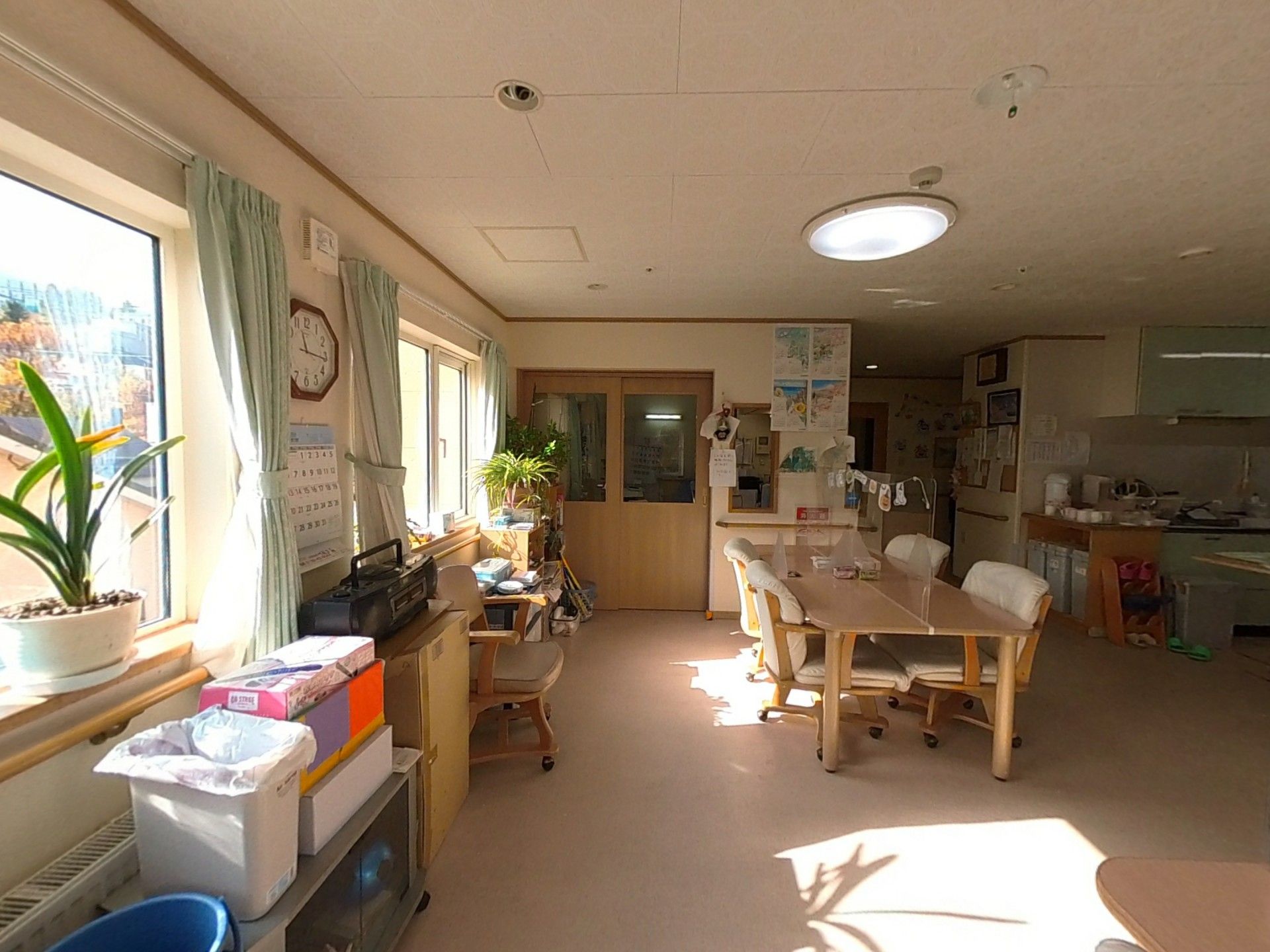日差しの入る居間スペース