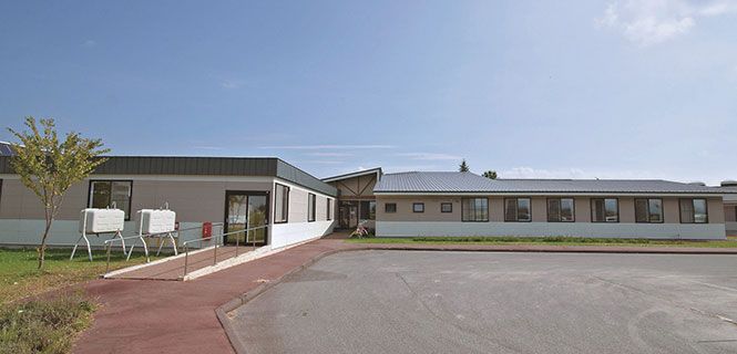 広々とした施設の外観