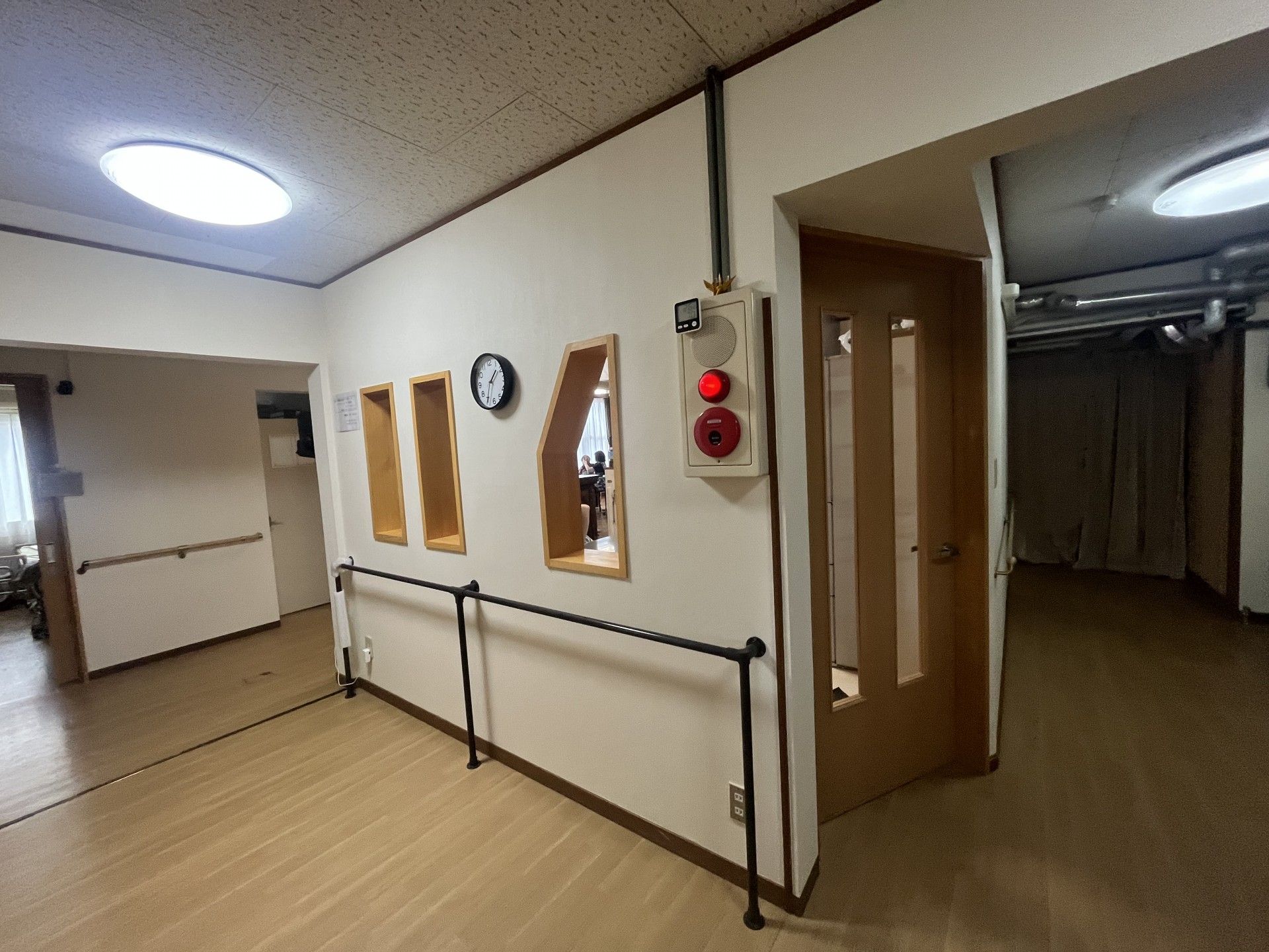 手すりのついた廊下