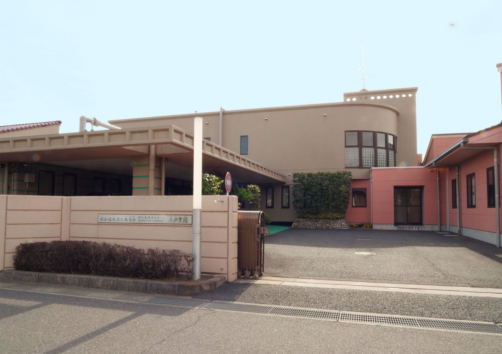 ゆったりとした施設の入口