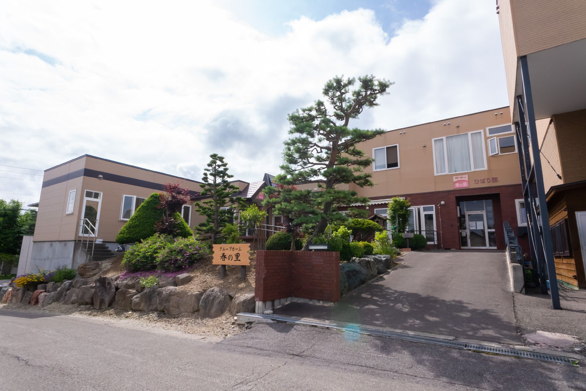 落ち着いた色合いの介護施設