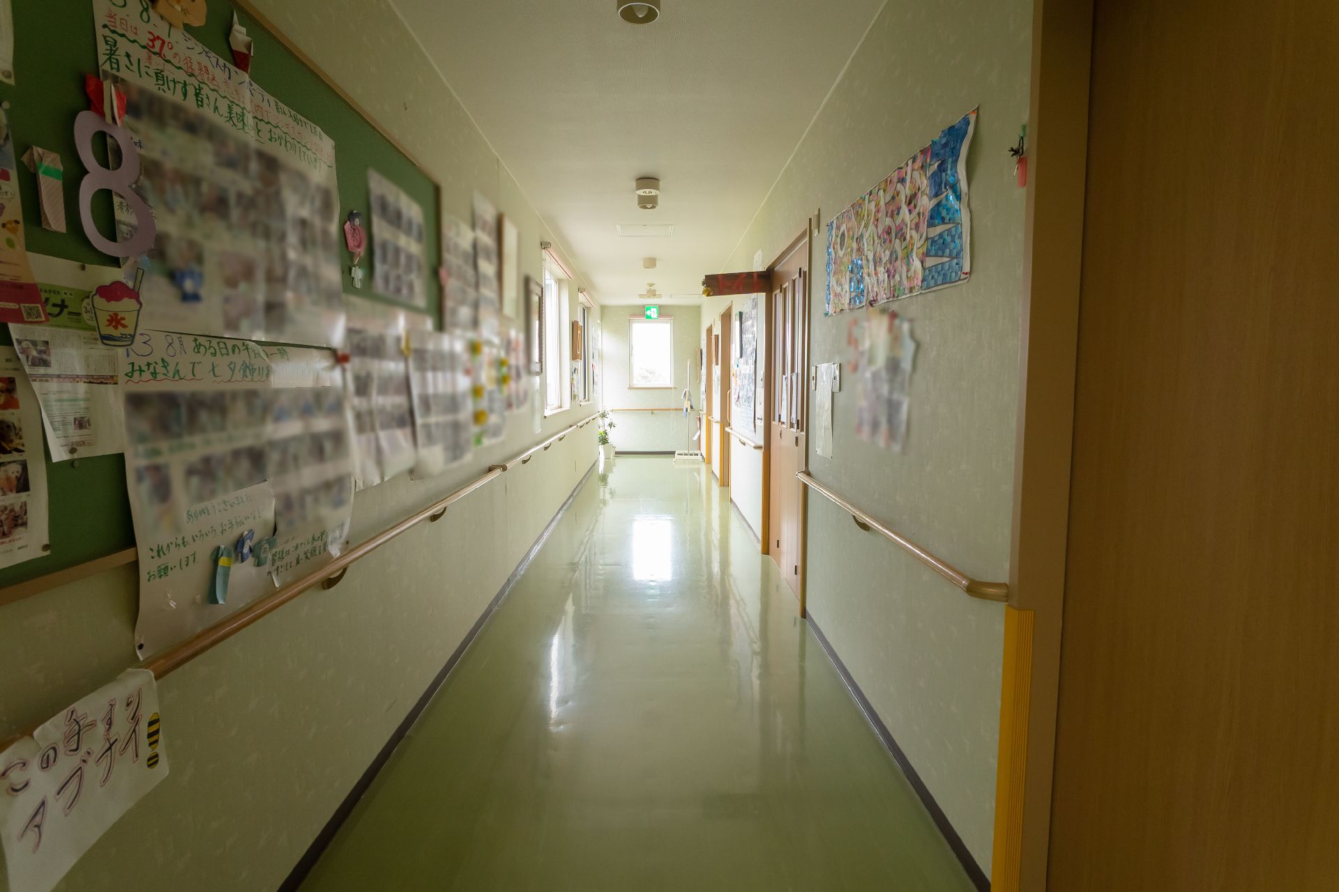 玄関部分から内部まで段差が極力なく、安全に移動できる廊下