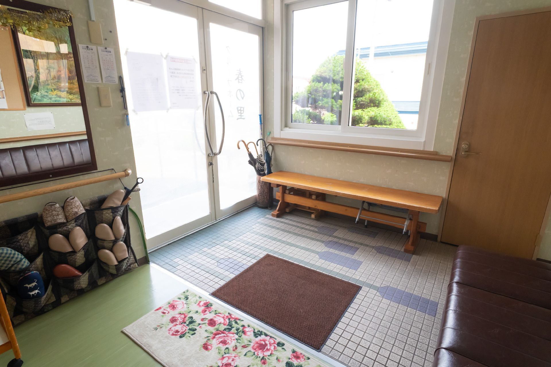車椅子の人でも楽に入館できるように、スロープと手すりが付けられている玄関