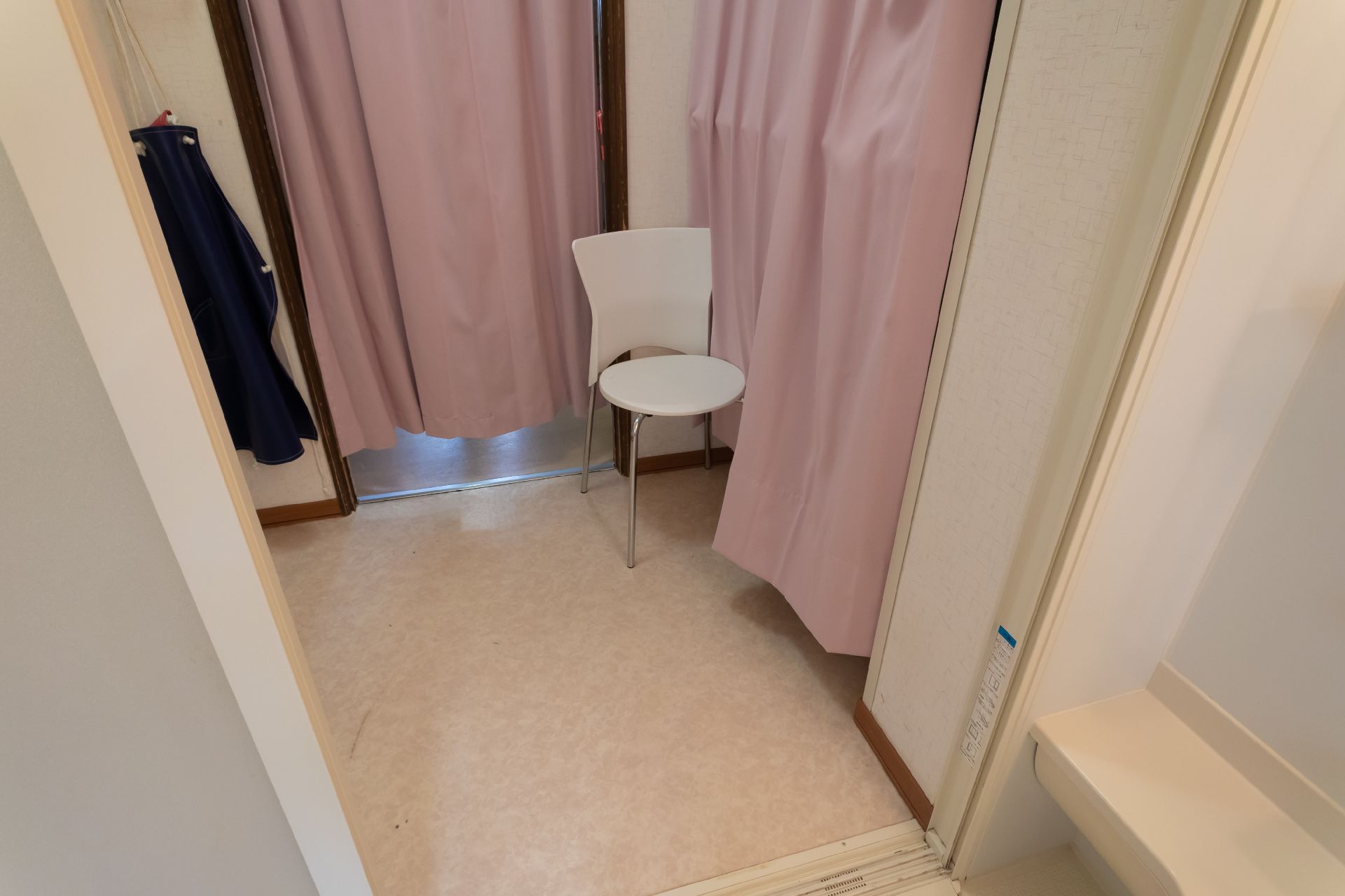 着衣がしやすいように椅子が設置されている脱衣所