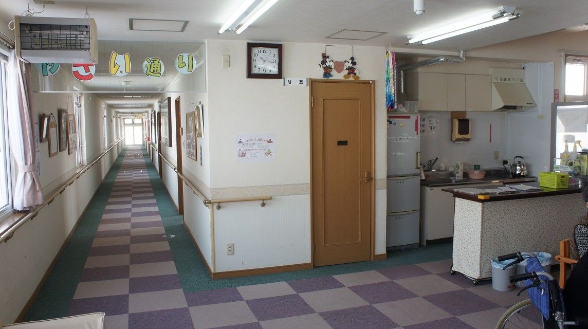 明るい廊下とキッチンスペース