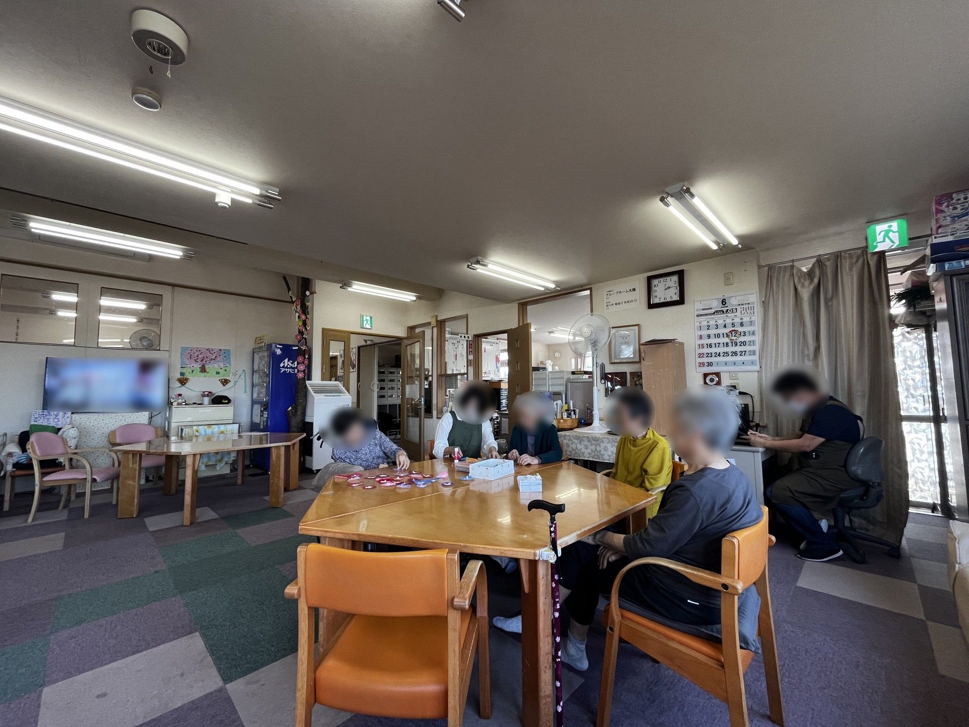 談笑する人々の集いの場