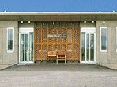 木製の扉とベンチの入口