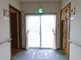 施設の明るい廊下
