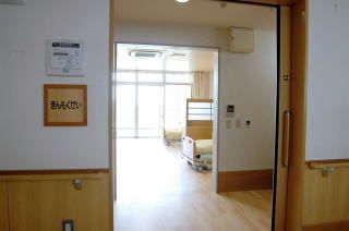 明るい居室の入口