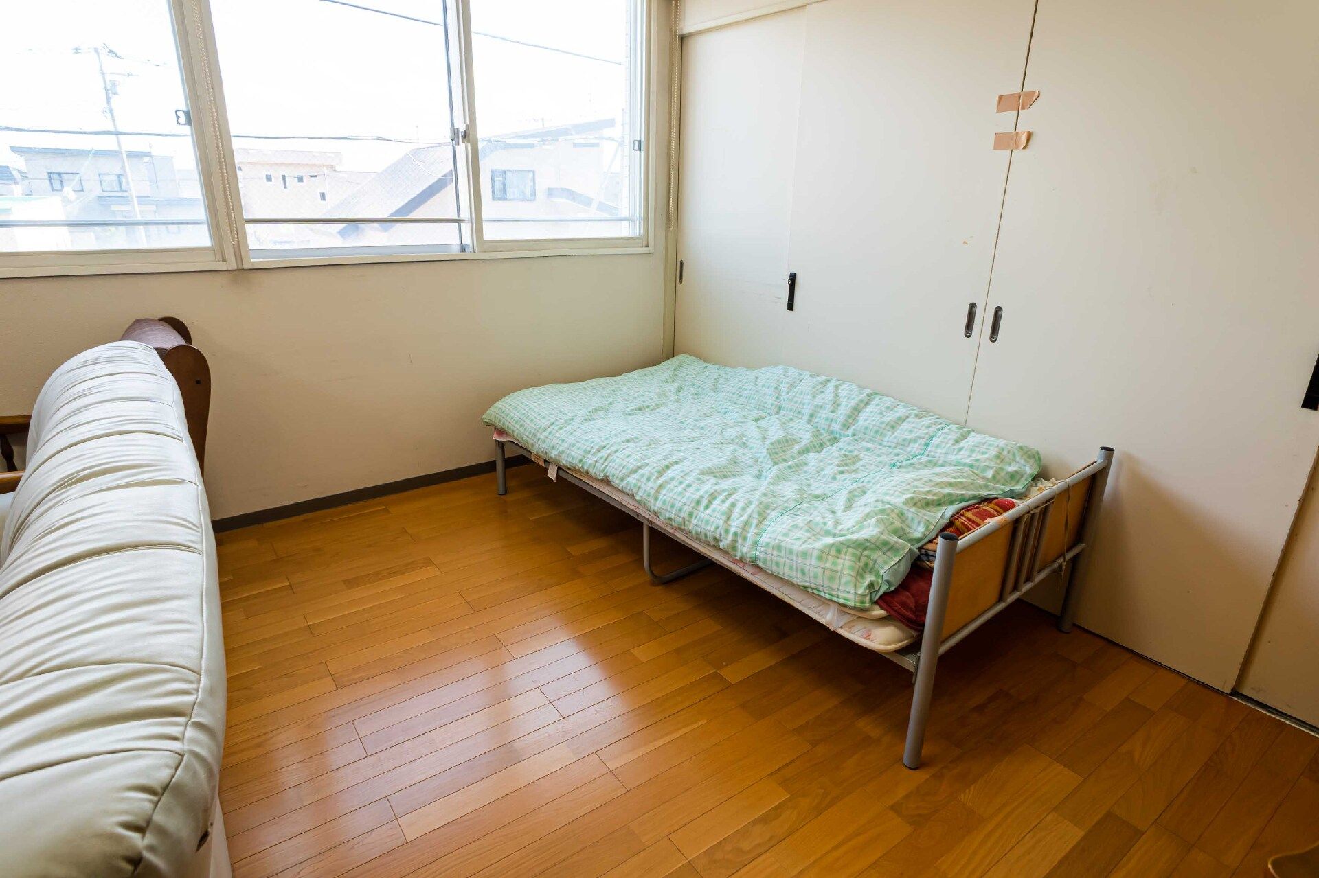 大きなベッドを設置した居室