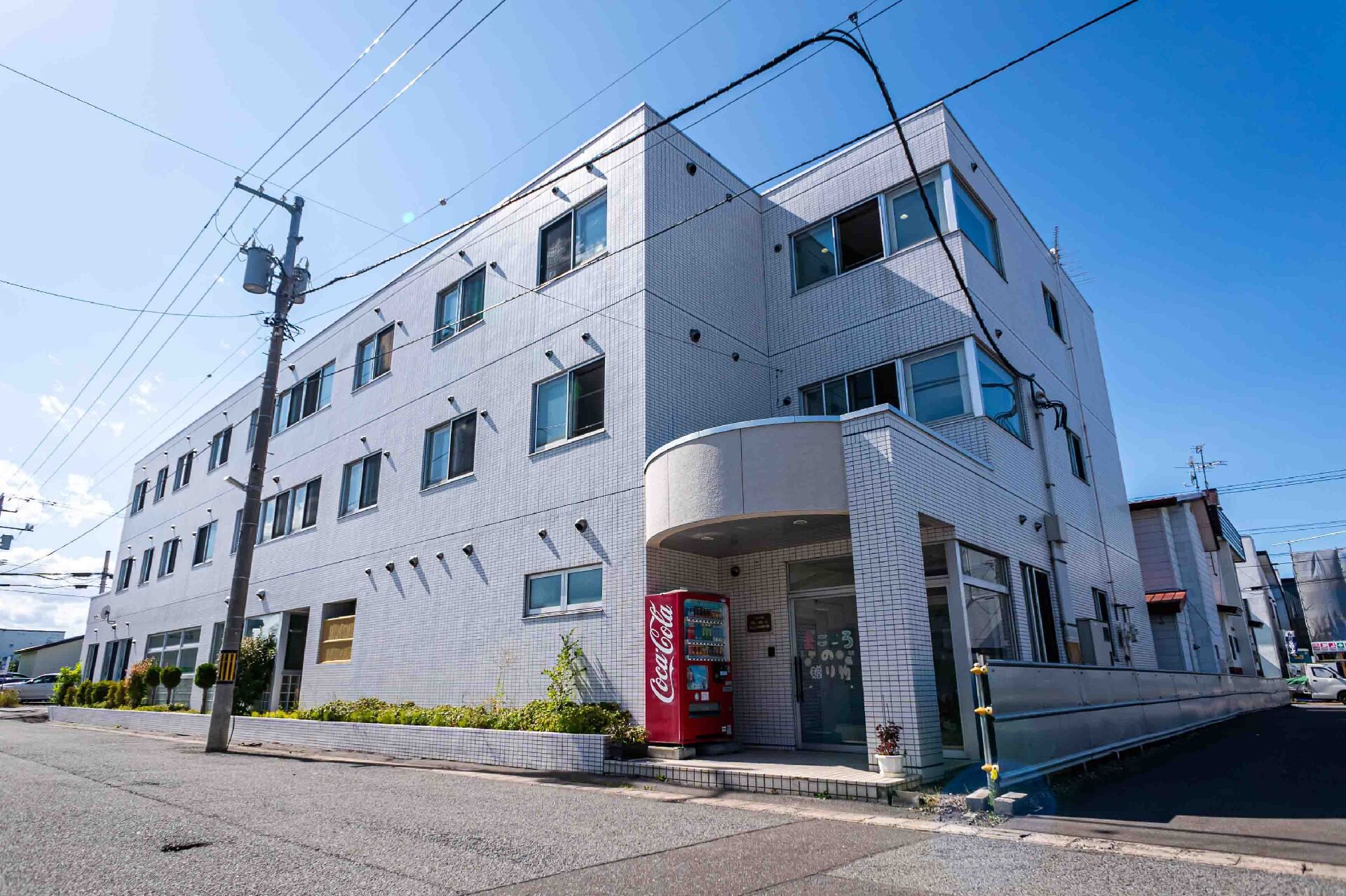 日当たりの良い3階建ての施設