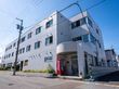 日当たりの良い3階建ての施設