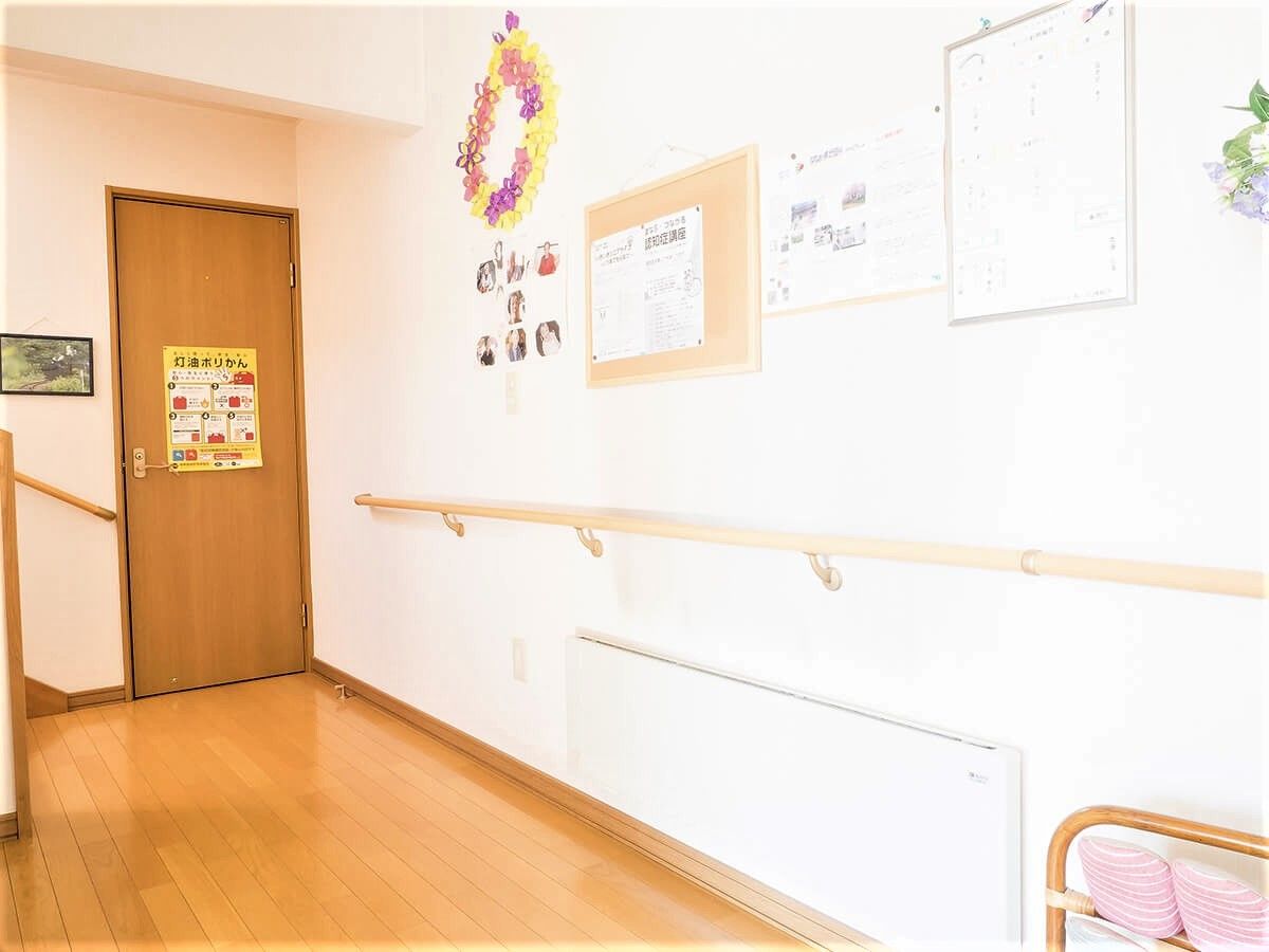 オールバリアフリーの廊下の両側に手すりが付いている様子。施設内の廊下の写真