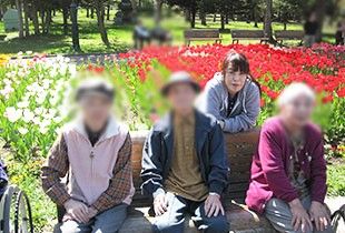 色とりどりの花壇の前