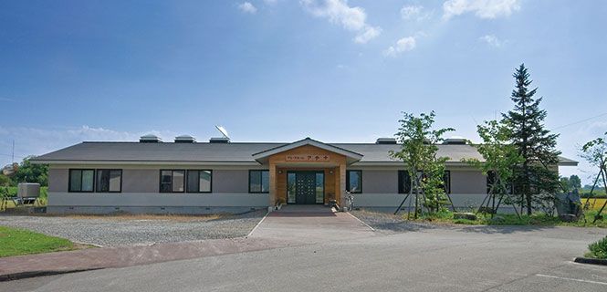 ゆったりとした施設の外観