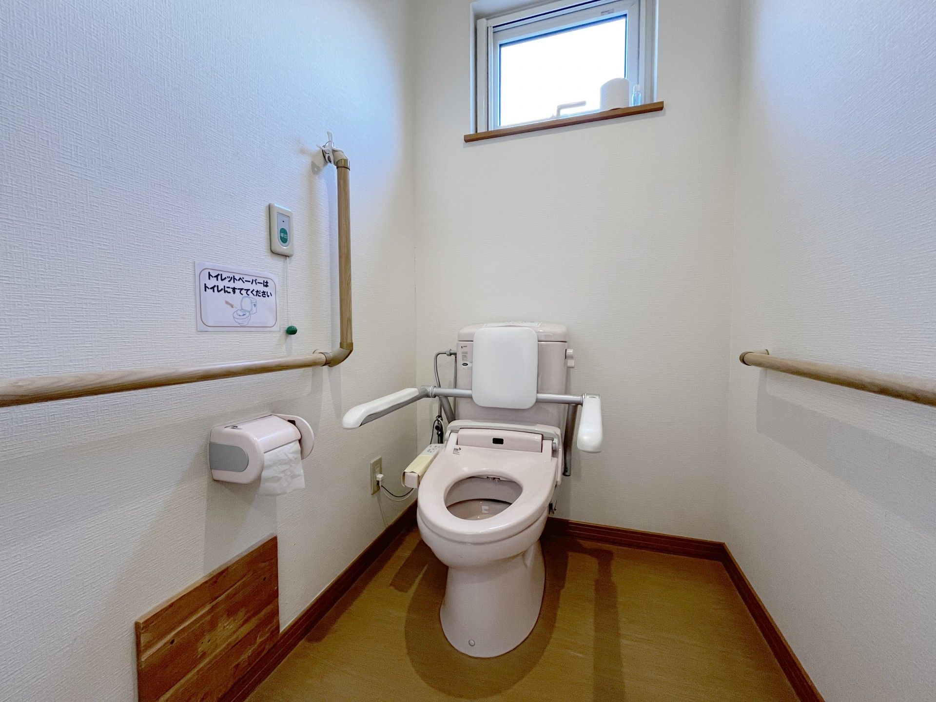手すり付きのトイレ