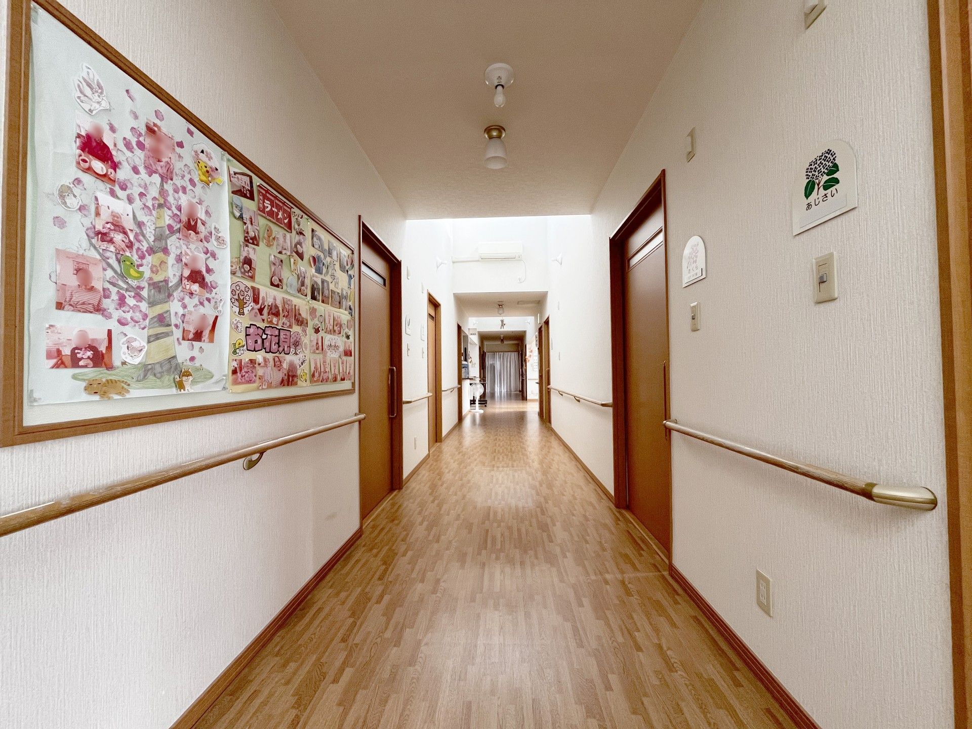 明るい廊下の様子
