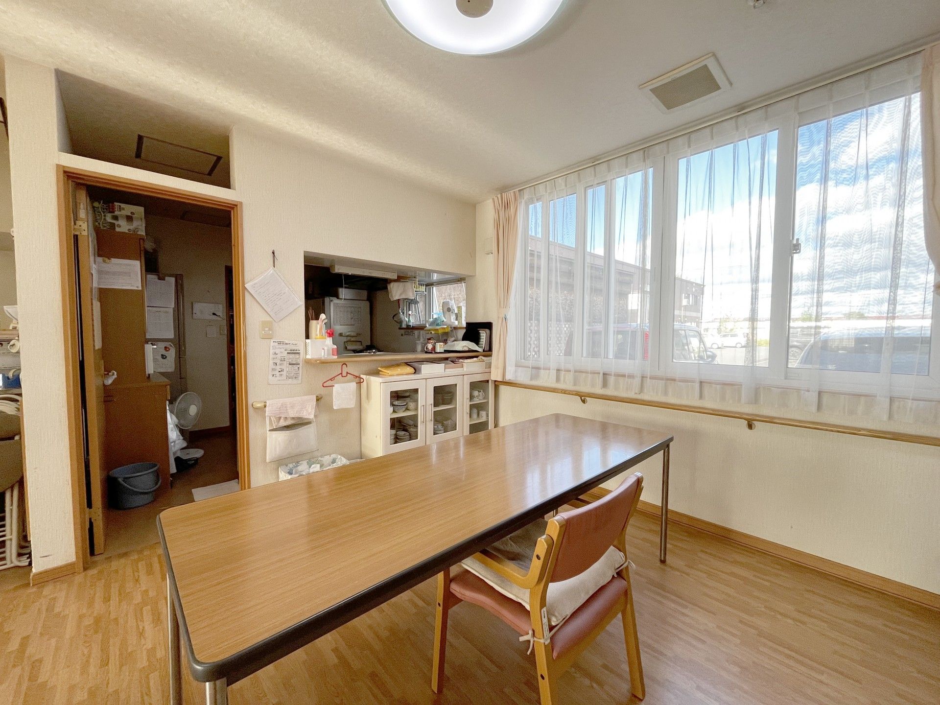 明るい窓辺のテーブル