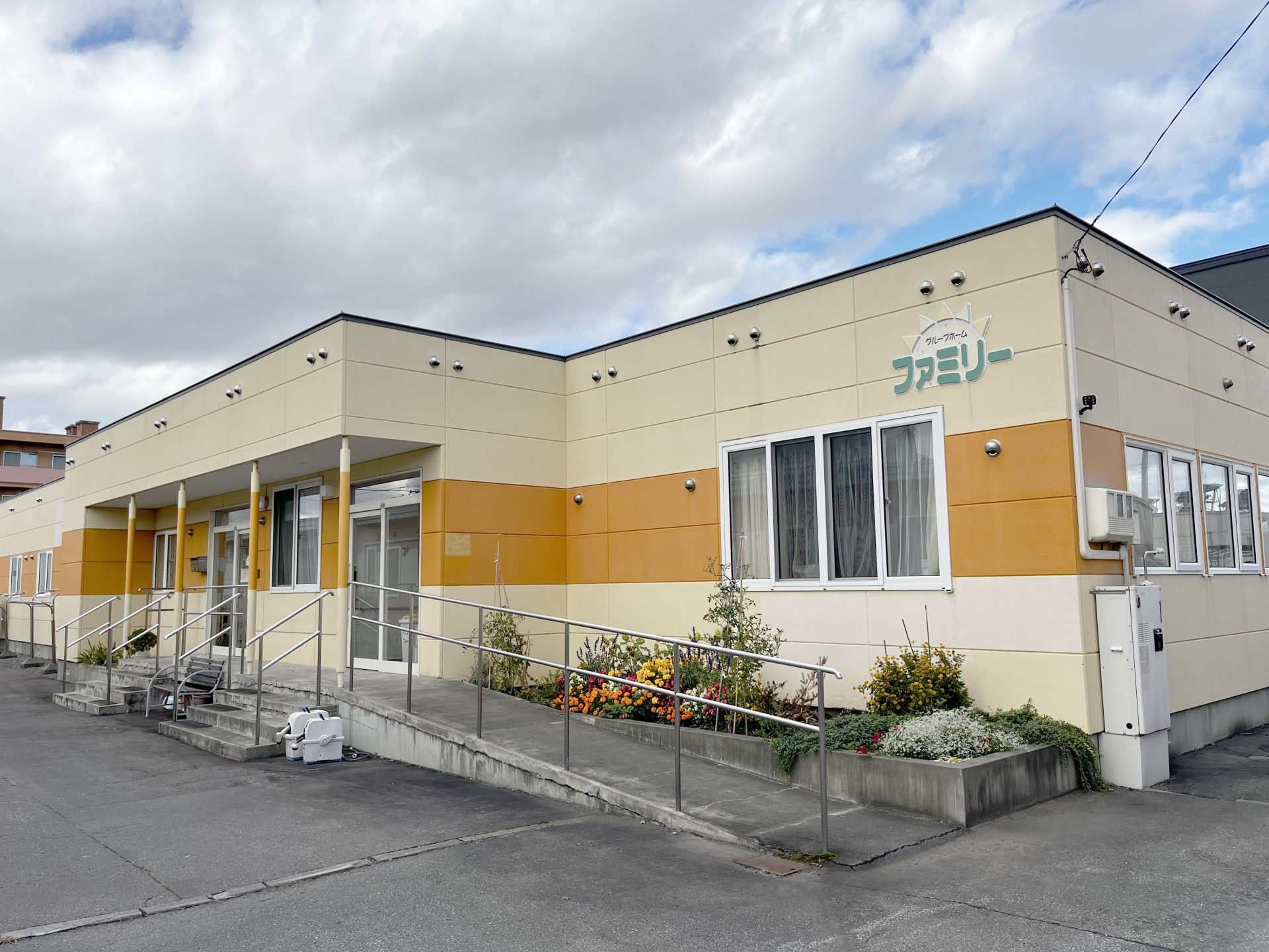 優しい色合いの建物外観