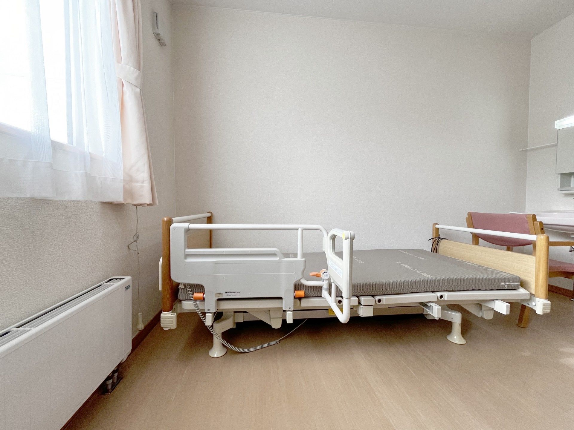 明るい個室のベッド