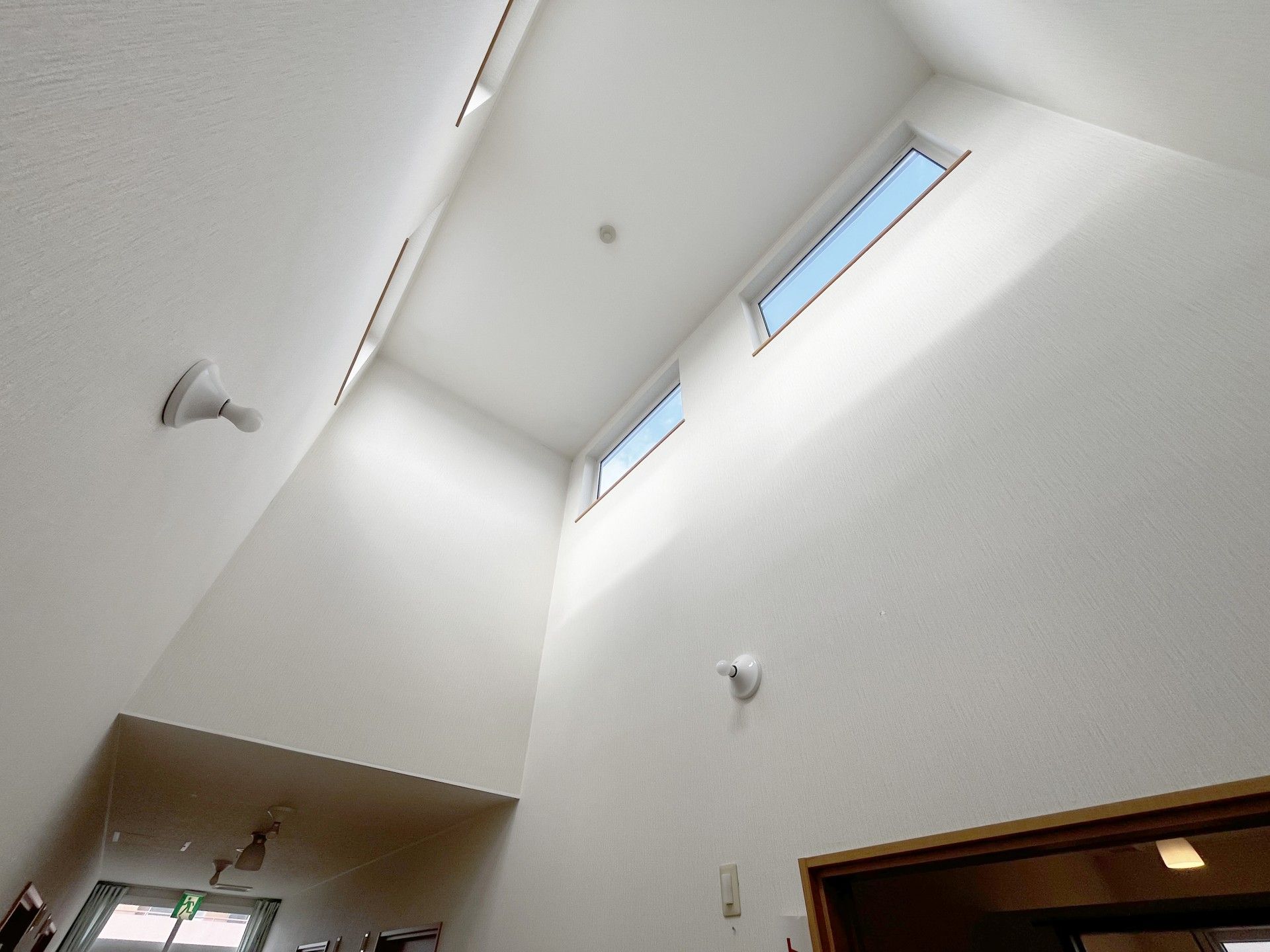 高い天井の廊下