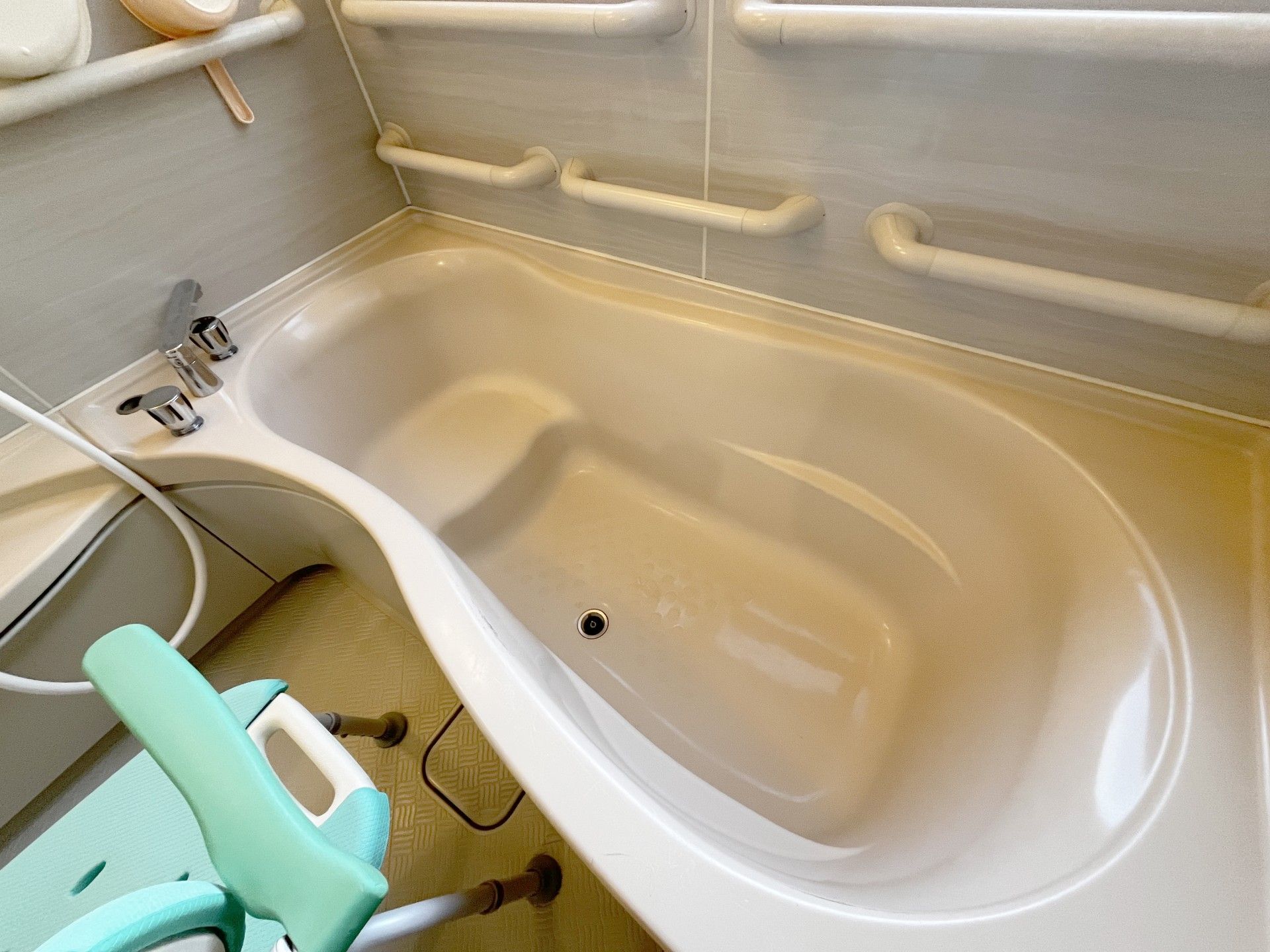 手すり付きの浴槽