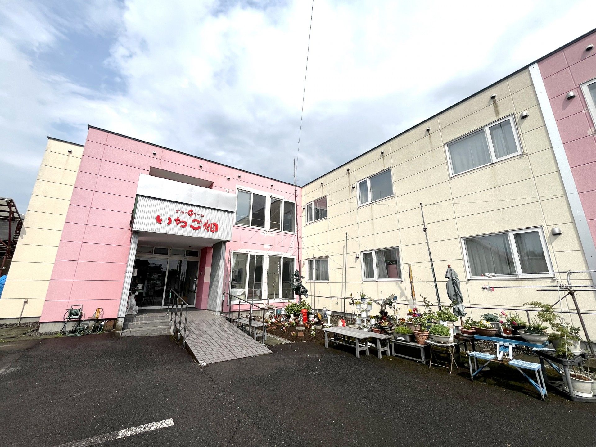ピンク色の建物の外観