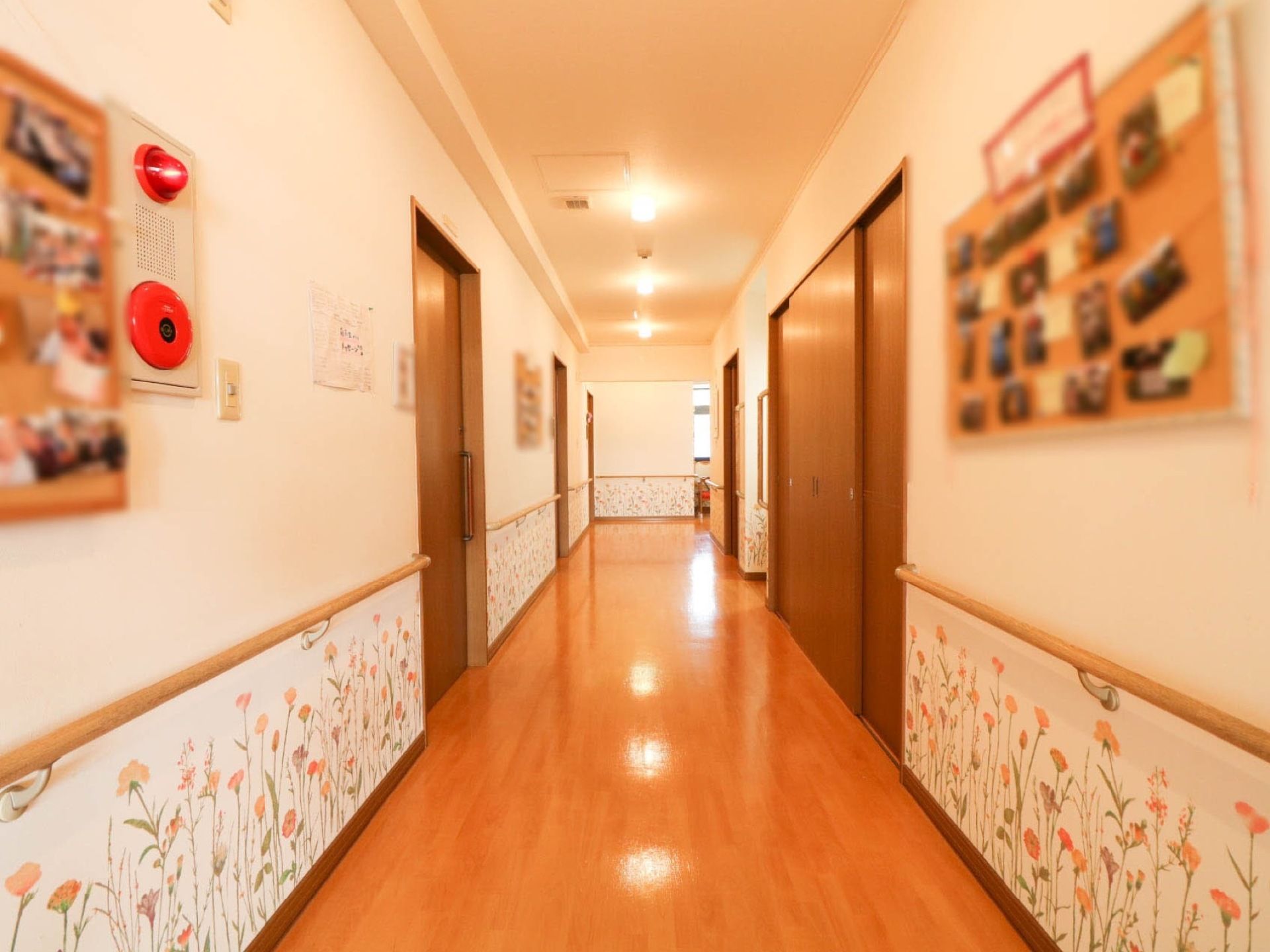 廊下にはコルクボードが設置され、入居者様の写真が飾られている。通行しながら展覧会のように、さまざまな物を見ることができる。