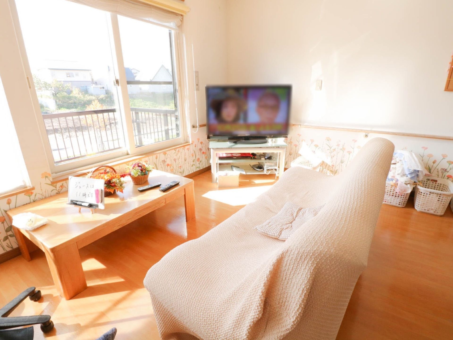 リビングの窓辺には、ソファーセットとテレビが置かれている。空いた時間にのんびり、テレビを見たりおしゃべりをしたり寛いで過ごせる。