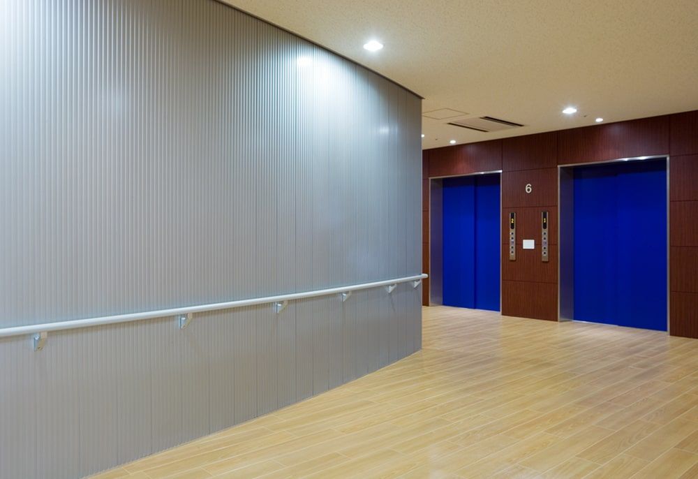 手すり付き廊下エレベーター前