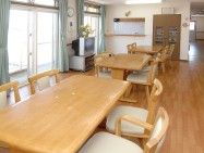 木製テーブルのある部屋