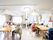 食堂では食事以外にも活用できるように、スペースを広く造っている。活動中に休憩できるように、一角に談話スペースが設置されている。