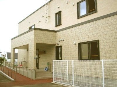 明るい入口の建物