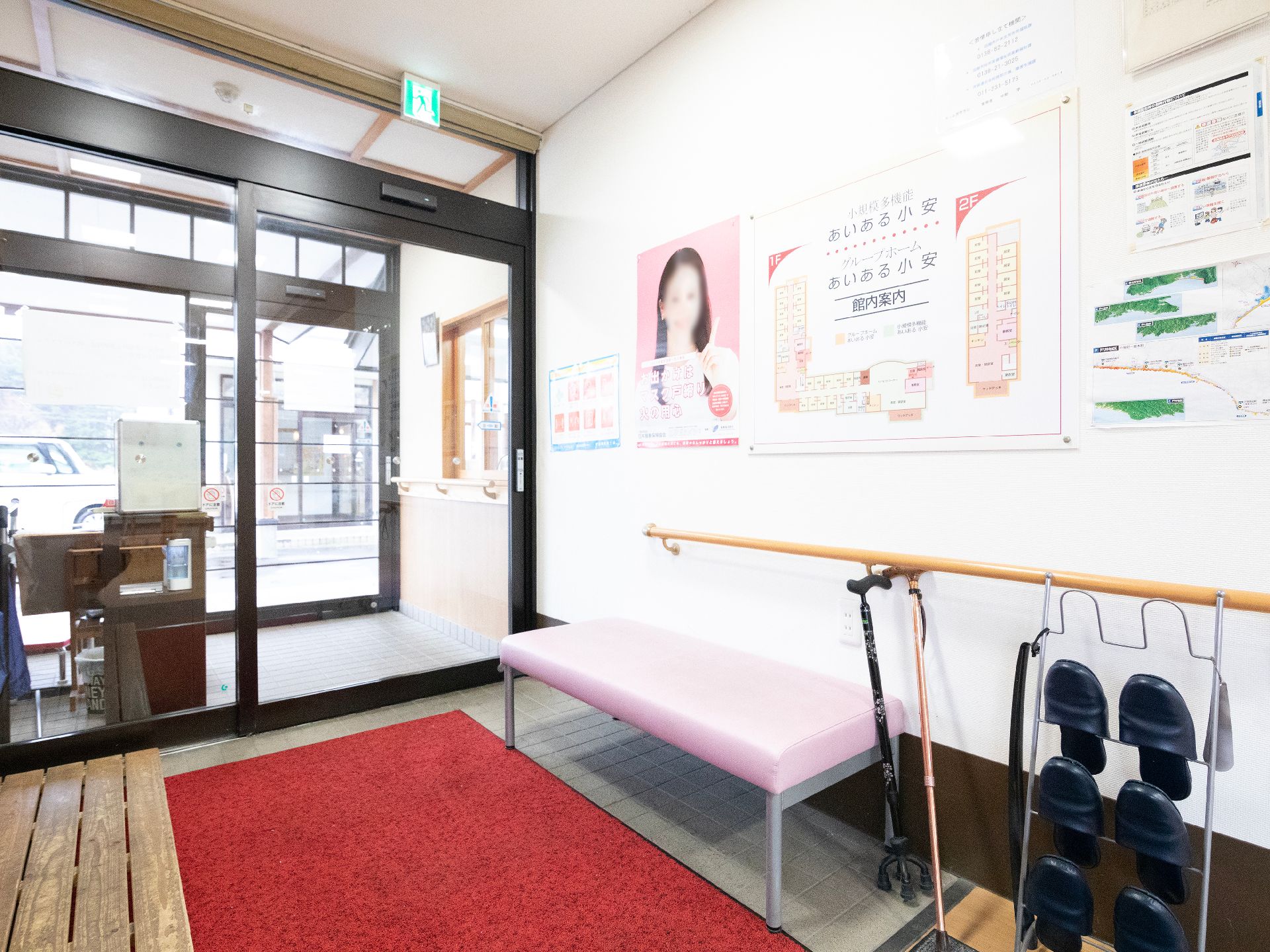 窓が設置され、日差しが降り注いでいる廊下