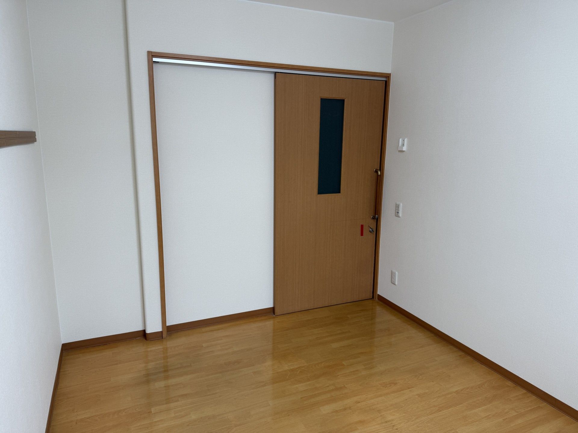 木製ドアのある部屋