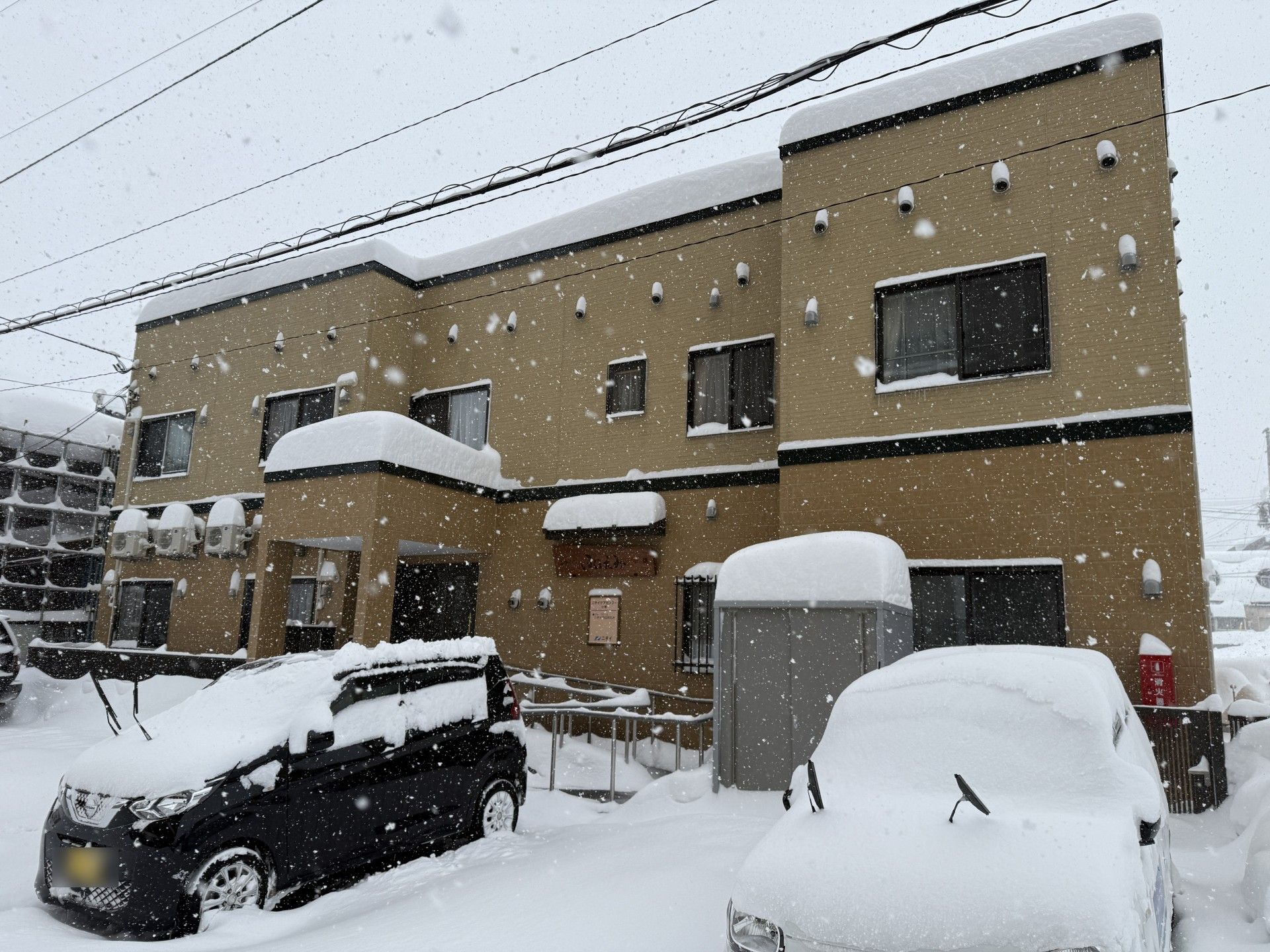 雪に包まれた建物の外観