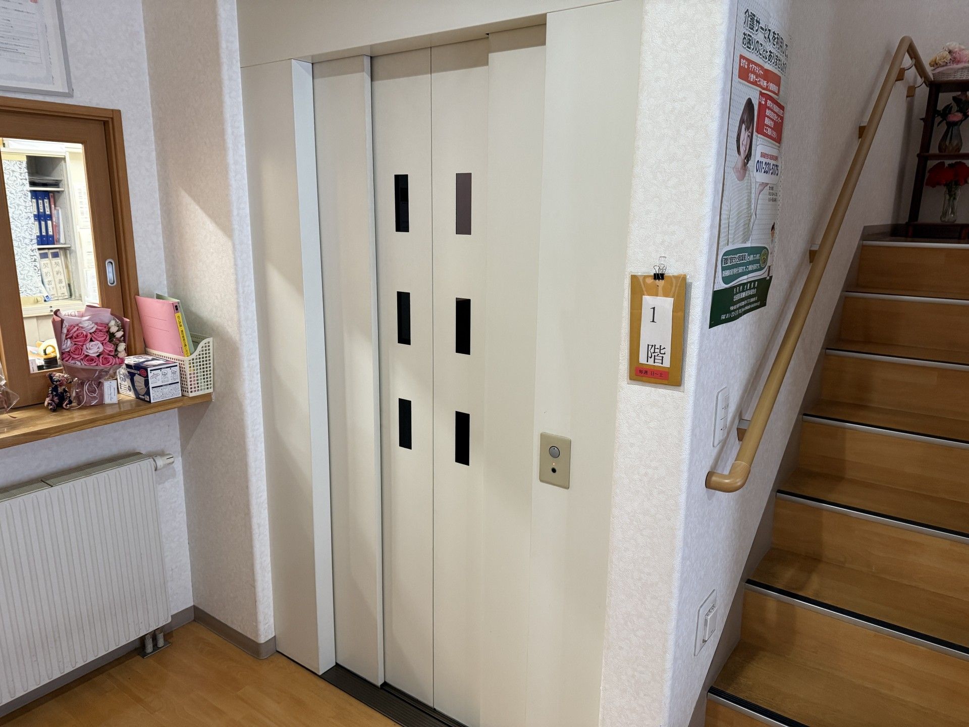 エレベーターと階段の入口