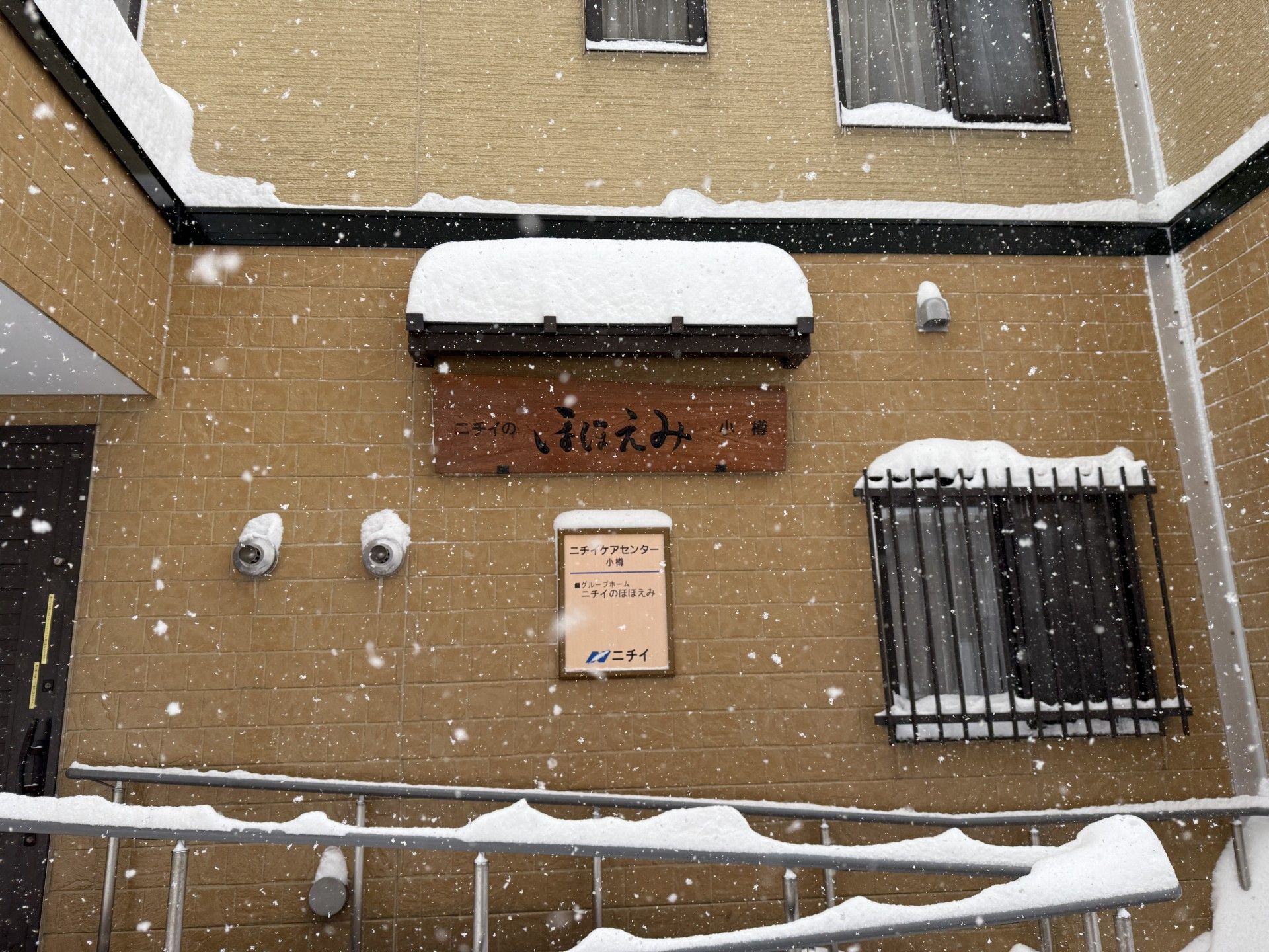 雪の降る建物の入口
